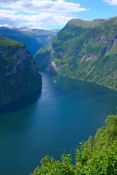 Panoramatický výhled na fjord geiranger - vertikální — Stock fotografie