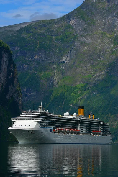 Rejs statku fiord geiranger - pionowe — Zdjęcie stockowe