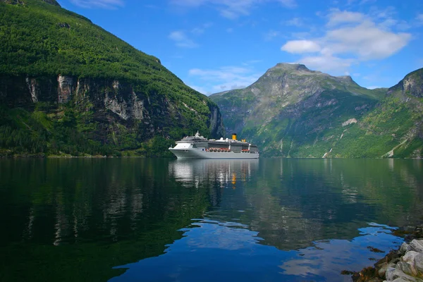 Круизный корабль Geiranger Fjord - Horizontal — стоковое фото