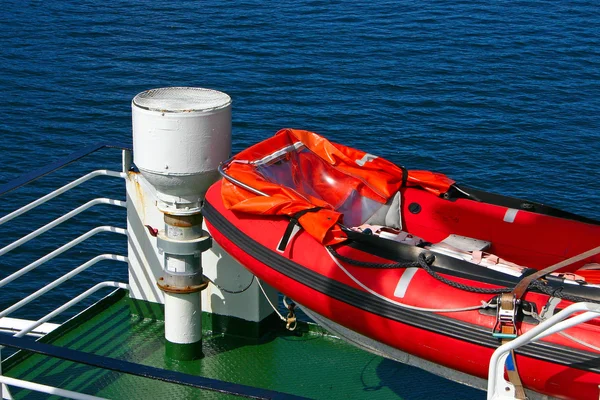 Bateau de sauvetage sur un ferry — Photo
