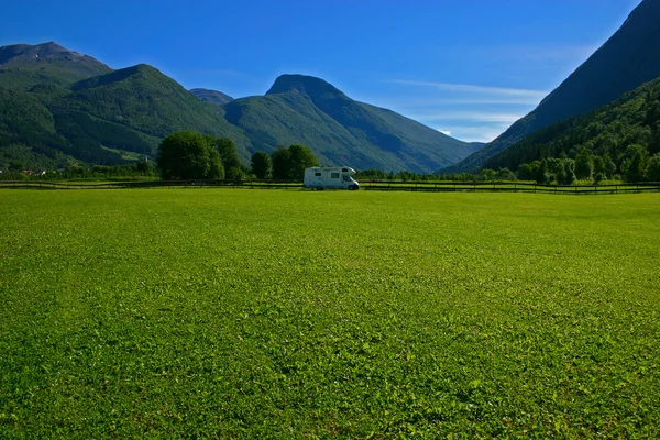 Camper en gras veld — Stockfoto