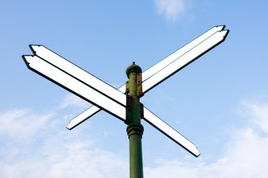 gökyüzü üzerinde birkaç yön işaretleri