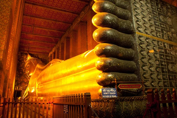 Banthom ワット ・ プラチェートゥポンウィモンマンカラーラーム寺で仏. — ストック写真