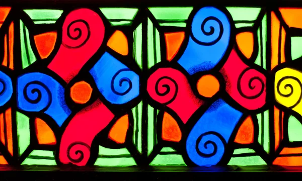 Buntes buntes Glas in der Kirche. — Stockfoto