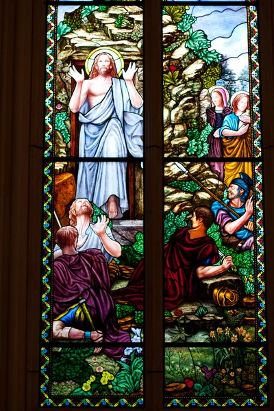 Buntes buntes Glas in der Kirche. — Stockfoto