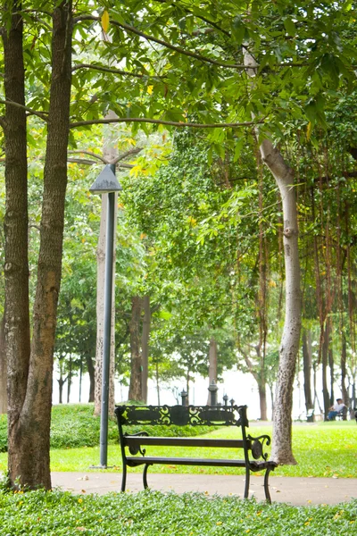 Ławka w parku. — Zdjęcie stockowe