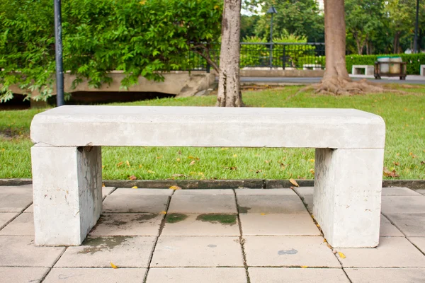 Каменная скамейка в парке. — стоковое фото