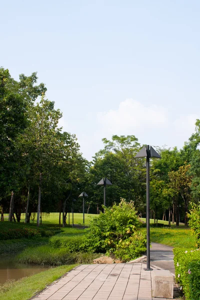 Πέτρινο παγκάκι στο πάρκο. — Φωτογραφία Αρχείου