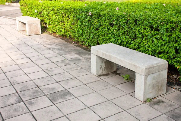 公園内の石のベンチ. — ストック写真