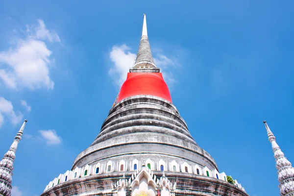 空の明るい仏教の僧院で塔寺 タイの寺院 — ストック写真