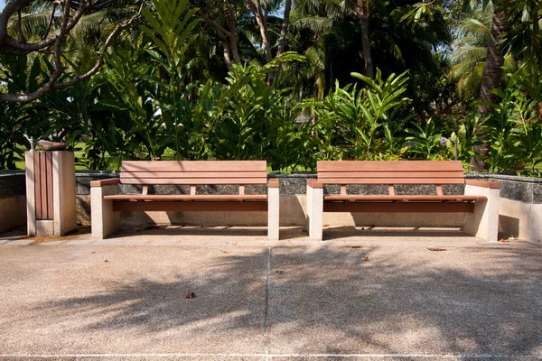 张木凳上 在你的假期树遮阴公园 — 图库照片