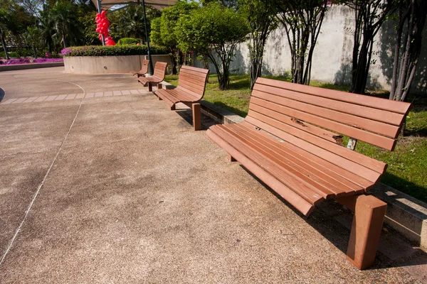 Dřevěná lavička v parku. — Stock fotografie