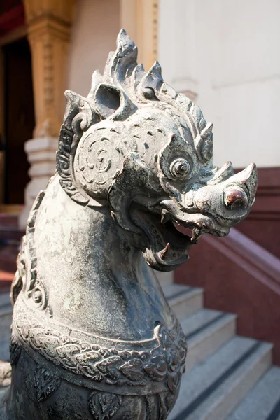 Statua testa di leone . — Foto Stock