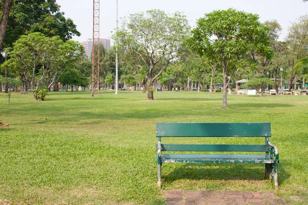 Скамейка в парке. — стоковое фото