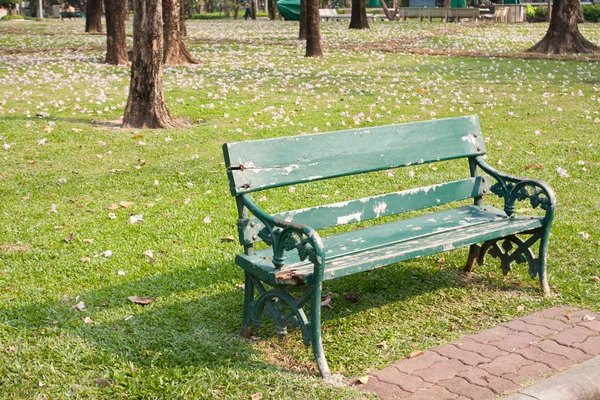 Panchina nel parco. — Foto Stock