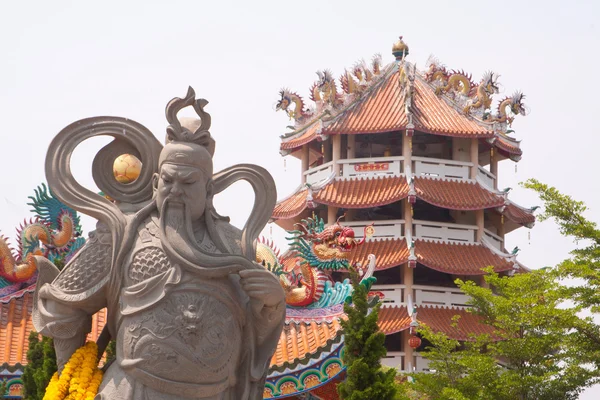 Faragott kő pagoda kuan yu és magas — Stock Fotó