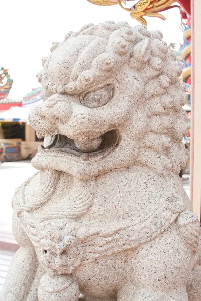 Lion sculpté dans la pierre . — Photo