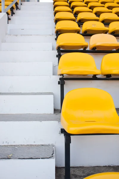 Gelber Stuhl neben dem Bürgersteig. — Stockfoto