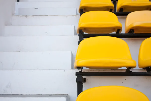 Gele stoel in de buurt van de stoep. — Stockfoto