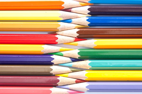 各种蜡笔颜色排列在一行中 — 图库照片