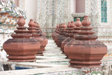 wat arun balkonda ayağı.