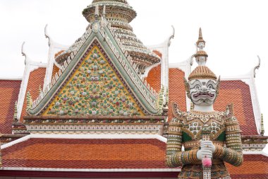 Giant Wat Arun.