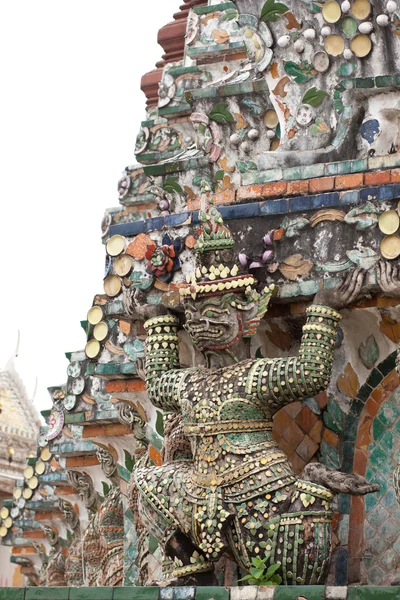 Estatuas gigantes alrededor de la base de la estupa . — Foto de Stock