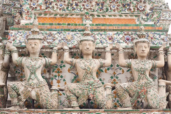 Estátuas gigantes ao redor da base stupa . — Fotografia de Stock