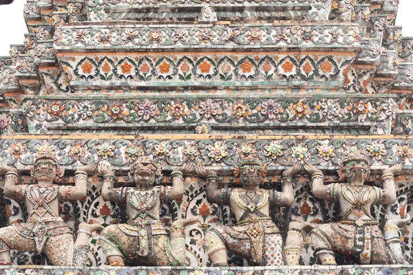 Estatuas gigantes alrededor de la base de la estupa . — Foto de Stock