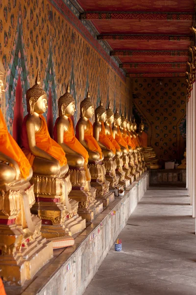 Будда на ВАТ Аруна, Бангкока подорожей — стокове фото