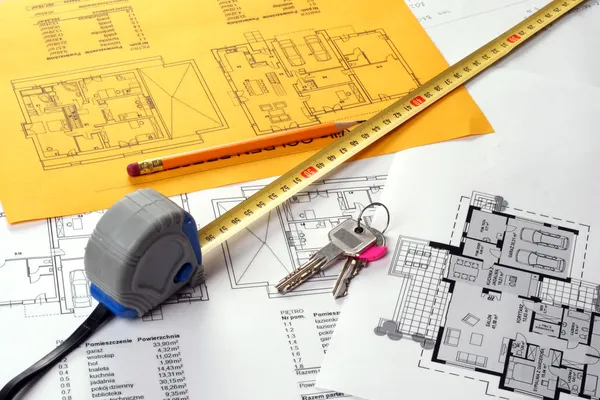 Інструменти для планування будинку, включаючи вимірювальну стрічку, клавіші та олівець Стокова Картинка