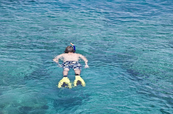 Человек в ластах с маской в голубом море на Кипре — стоковое фото
