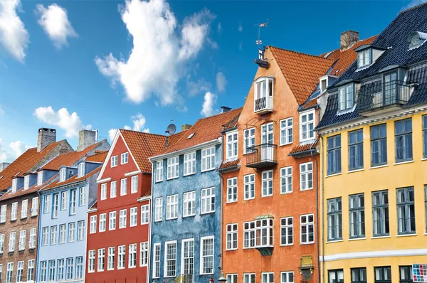 Coloridas casas danesas cerca del famoso canal Nyhavn en Copenhague, Dinamarca — Foto de Stock