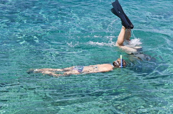 Coppia di snorkleling in mare Immagini Stock Royalty Free