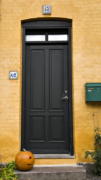 Tür zu dänischem Haus für Halloween dekoriert Stockbild