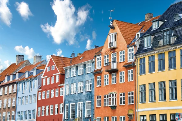 Барвисті Датська будинків біля знаменитого каналу Нюхавн та забезпечує в Копенгагені, Данія Стокове Зображення
