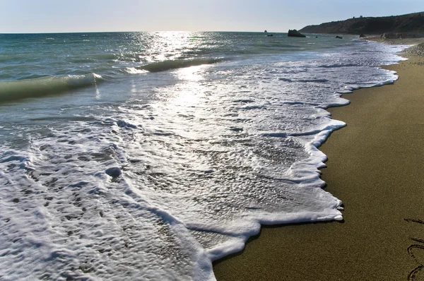 Niesamowite pienisty fale w słoneczny dzień na jednej z plaż piaszczystych Cypr — Zdjęcie stockowe
