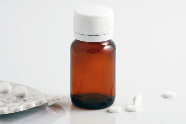 Medicine bottle and tablets — Stock Photo, Image