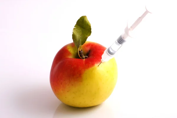 Apfel oder Spritze? — Stockfoto