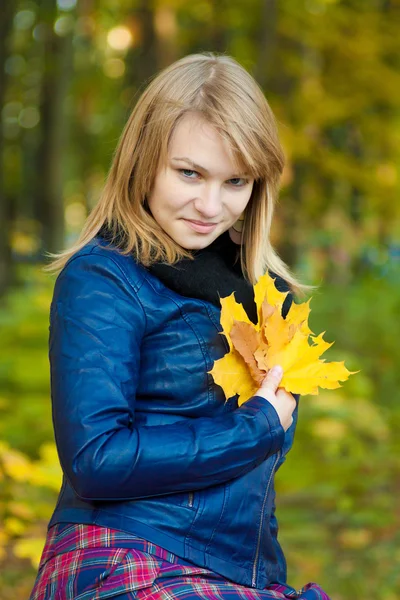 Девушка с листом — стоковое фото