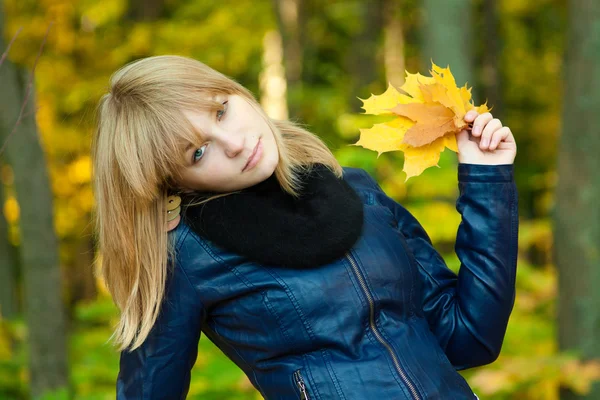 Дівчина з листя — стокове фото