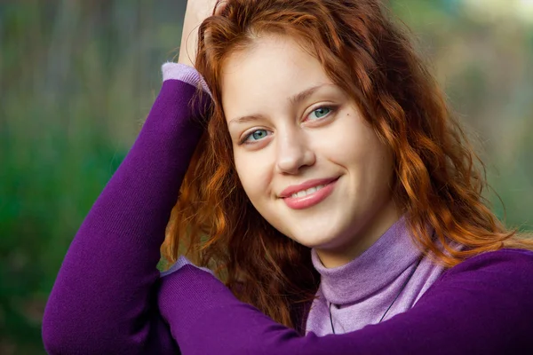 Docela veselá rusovláska dívka — Stock fotografie