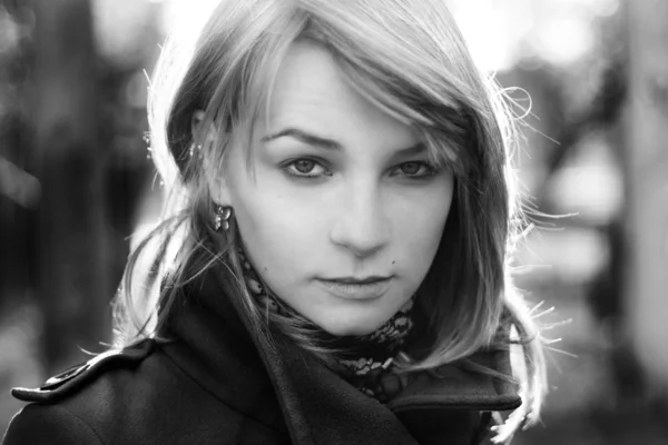 Porträtt av en ung blond skönhet — Stockfoto