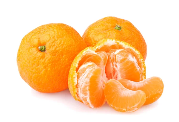 Mandarines Mûres Avec Des Tranches Isolées Sur Fond Blanc — Photo
