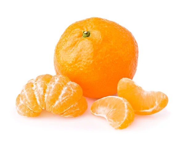 Zralé Mandarinky Plátky Izolovaných Bílém Pozadí — Stock fotografie