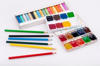 kalem, suluboya ve pastel renkler