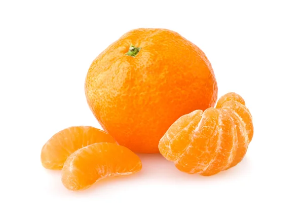 Reife Mandarine Mit Scheiben Isoliert Auf Weißem Hintergrund — Stockfoto