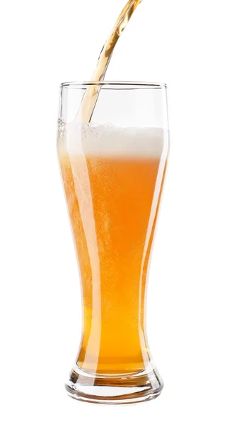 Verser Bière Dans Verre Isolé Sur Fond Blanc — Photo