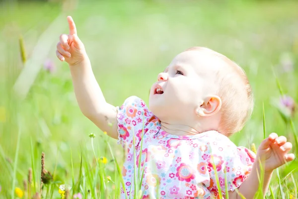 Bebé niña al aire libre —  Fotos de Stock