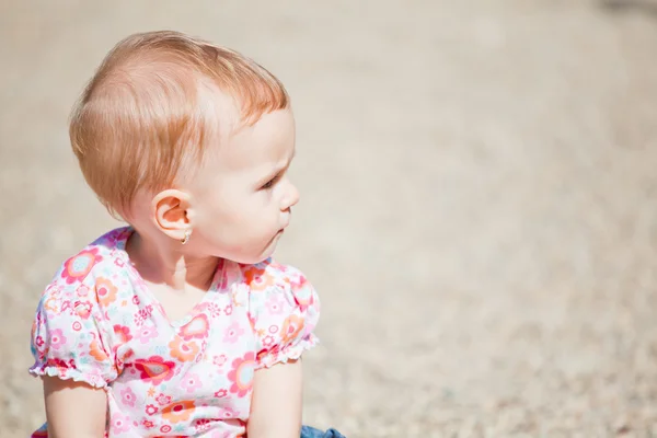 Bebé niña al aire libre —  Fotos de Stock